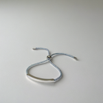 Langes Strickarmband mit Gravur