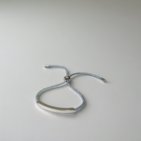 Langes Strickarmband mit Gravur