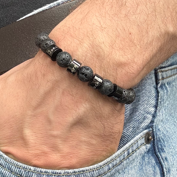 Armband aus Vulkanstein mit Gravur.