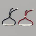 Langes Strickarmband mit Gravur