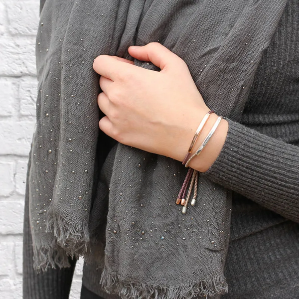 Langes Strickarmband mit Gravur