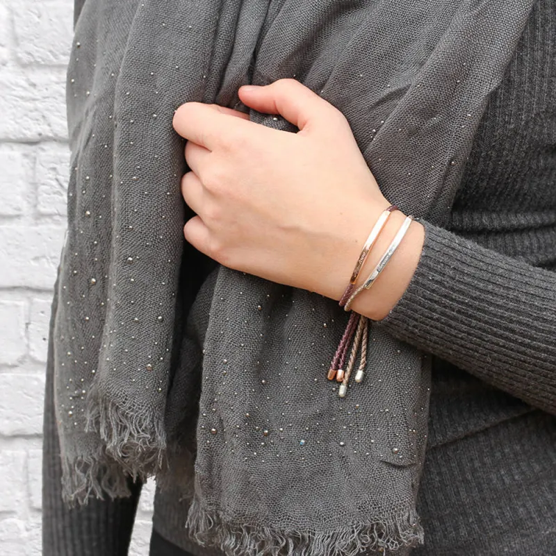 Langes Strickarmband mit Gravur