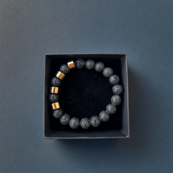Armband aus Vulkanstein mit Gravur.
